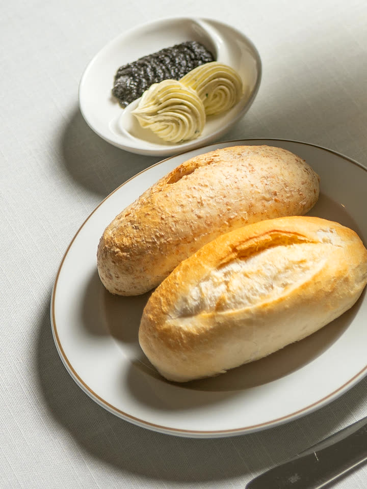 Mini baguettes with butter and olives
