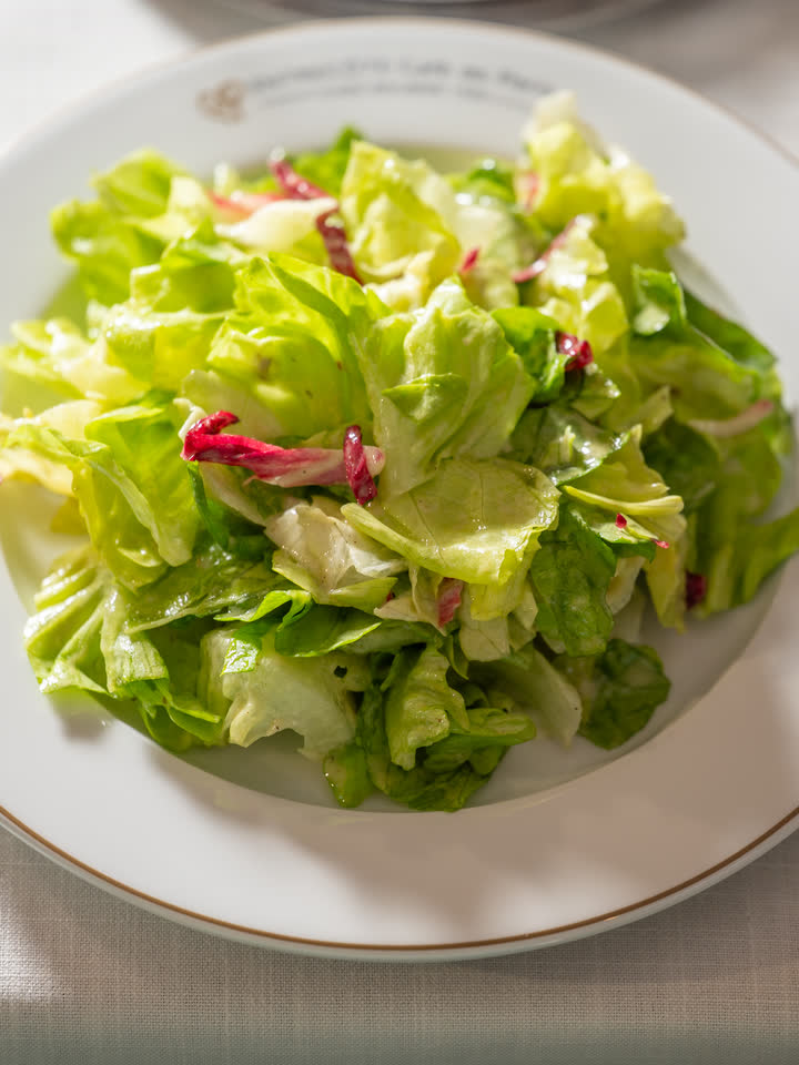 Green salad on an Entrecôte plate